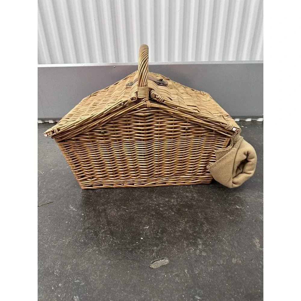 Picnic At Ascot Huntsman English-Style Willow Picnic Basket With Service For 4
